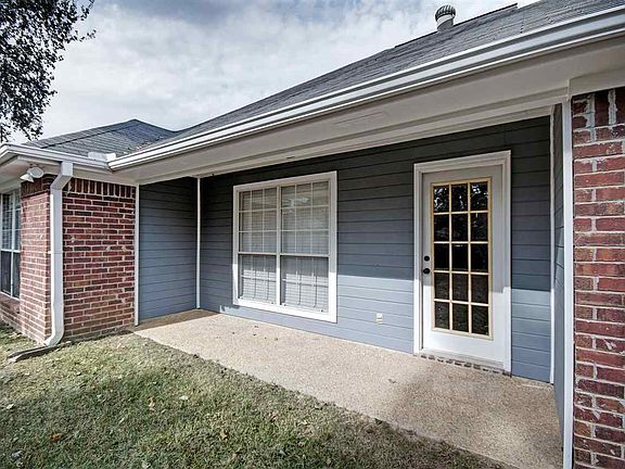 5th image of 303 White Oak Dr
