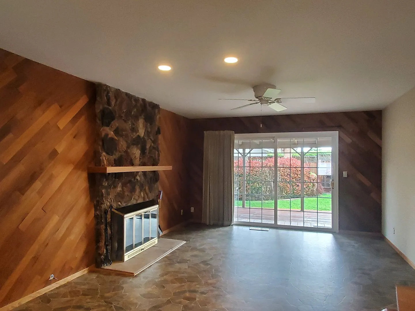 Spacious Single Family Home, A/C, Remodeled Kitchen, Fresh Paint, W/D, Beautiful Backyard! — Photo 3