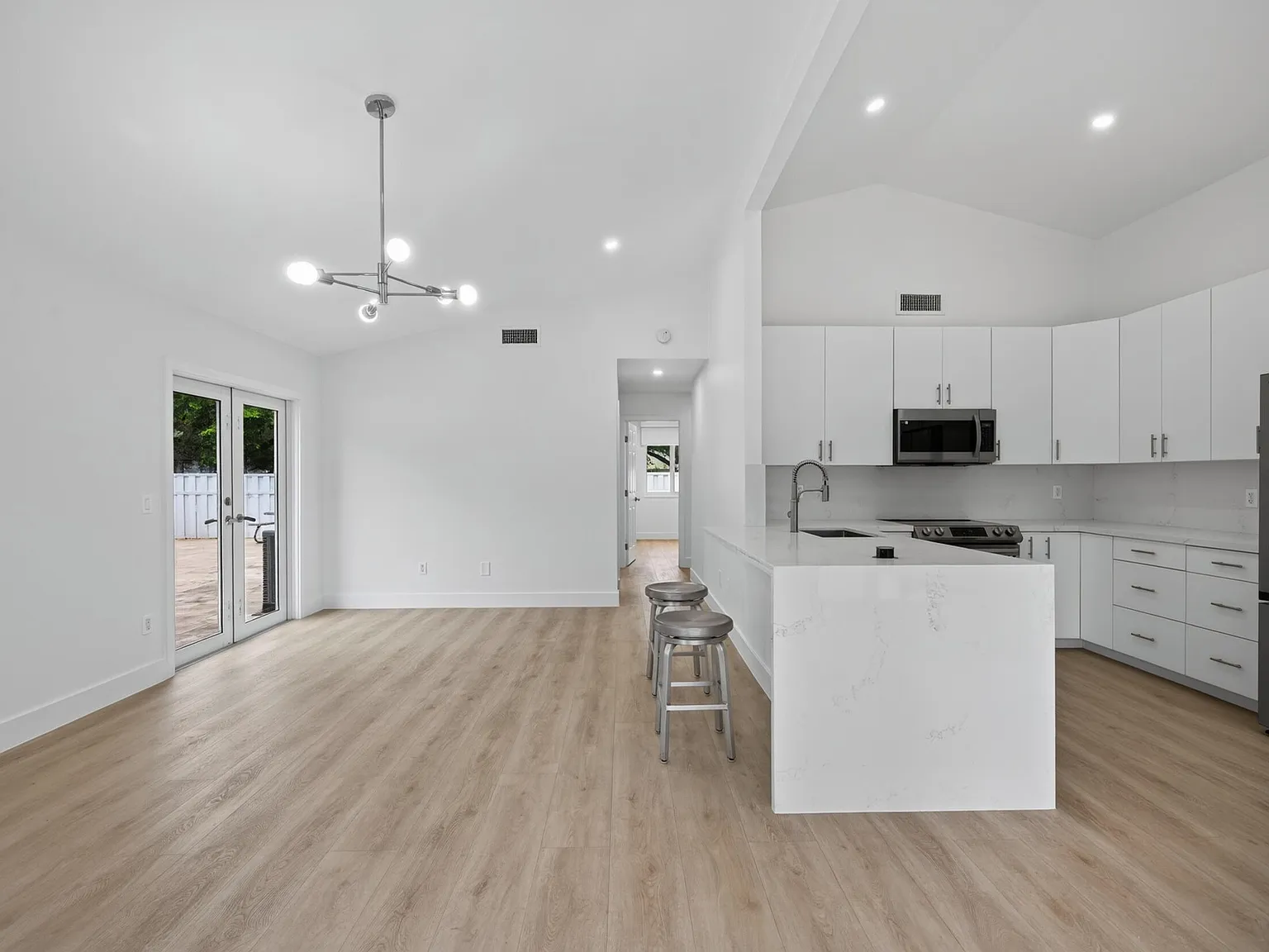 3 bed, 2.0 bath, 1105 sqft, $3,700 — Photo 4