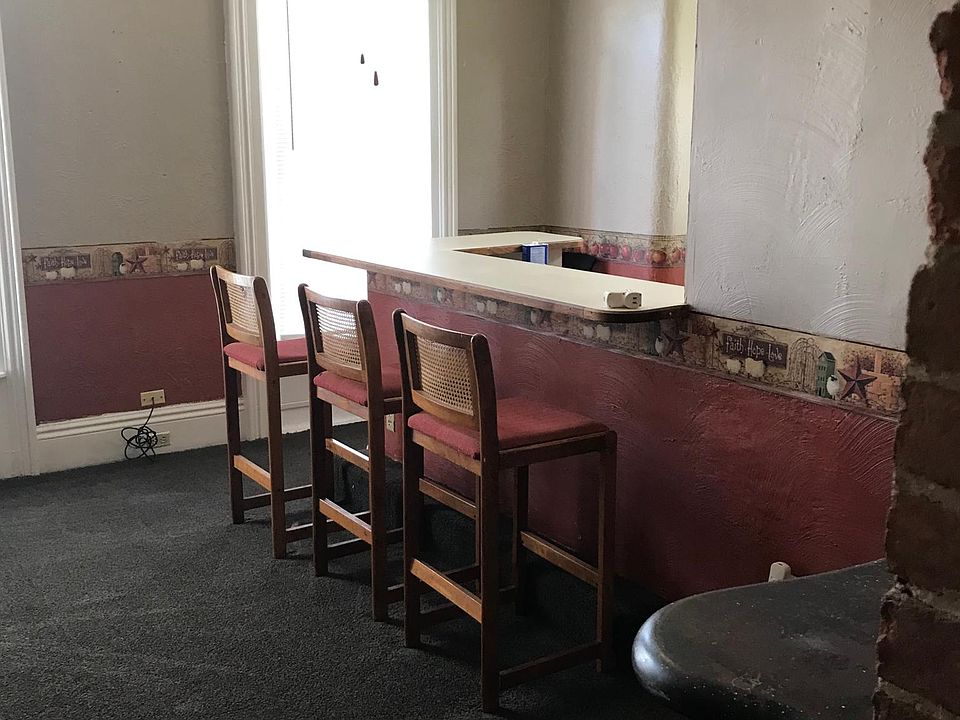 Bar between kitchen and living room