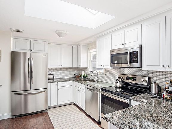 4th image of 55 Bradford St