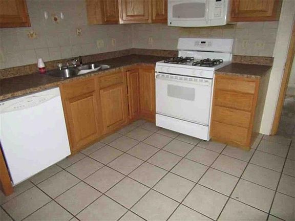 4th image of 2810 Holland St