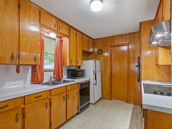 3rd image of 2416 Gary Ln