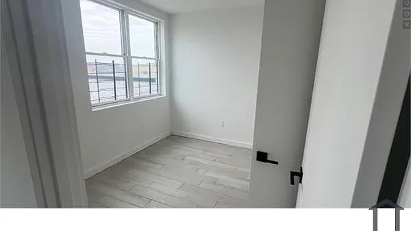 3 bed, 1000 sqft, $3,532 — Photo 3