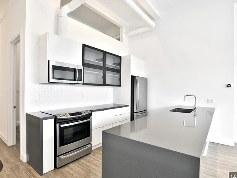 220 Dundurn St S — Photo 21