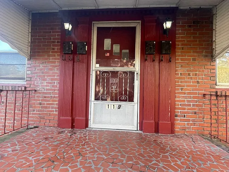 119 Tyler Cres E — Photo 2