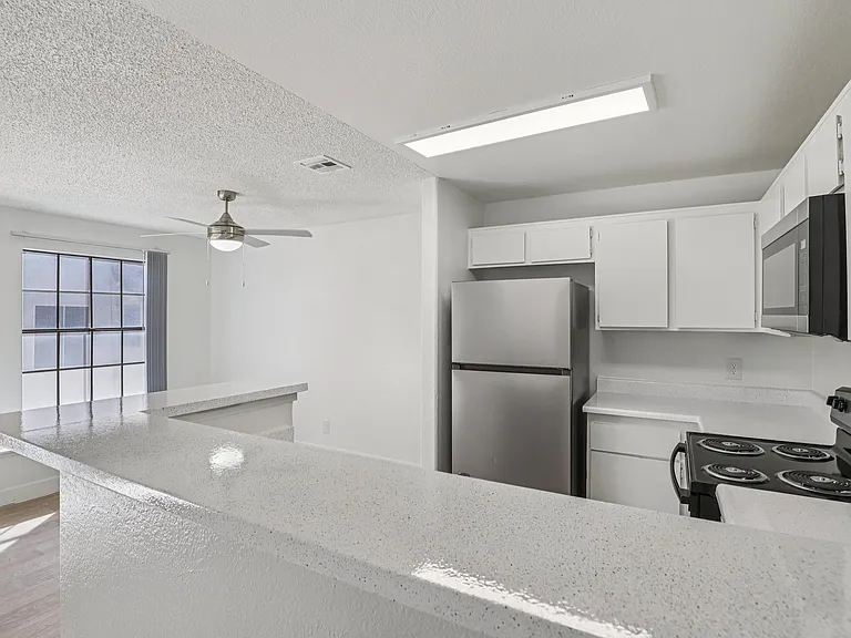 Desert Vistas Apartments — Photo 8