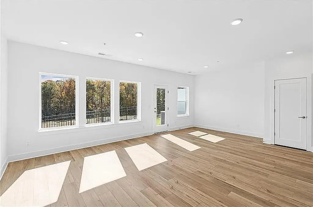 3 bed, 2.5 bath, 1910 sqft, $2,300 — Photo 2