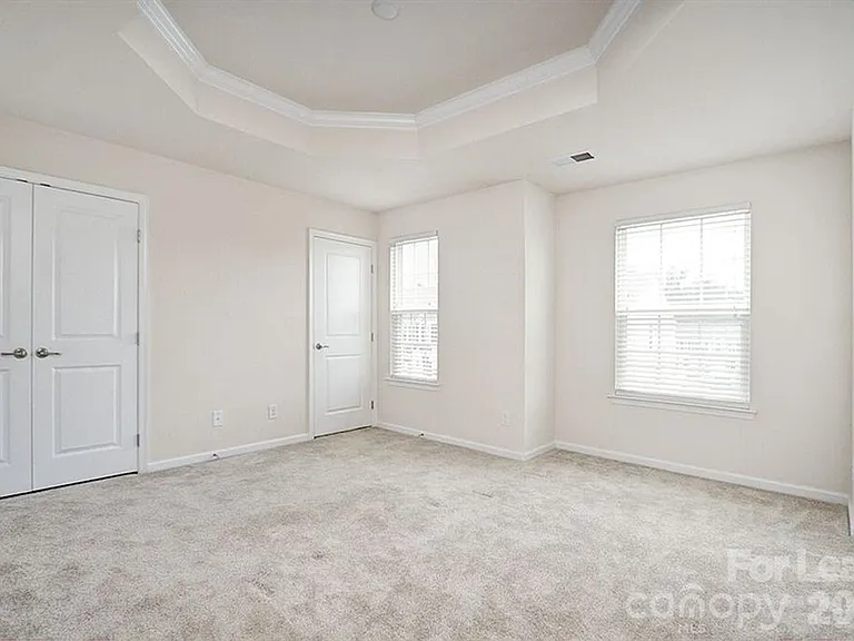 2704 Silverthorn Dr — Photo 10