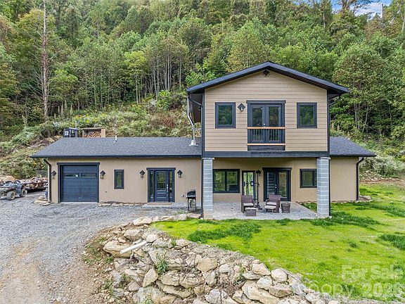 3rd image of 945 Roaring Fork Rd