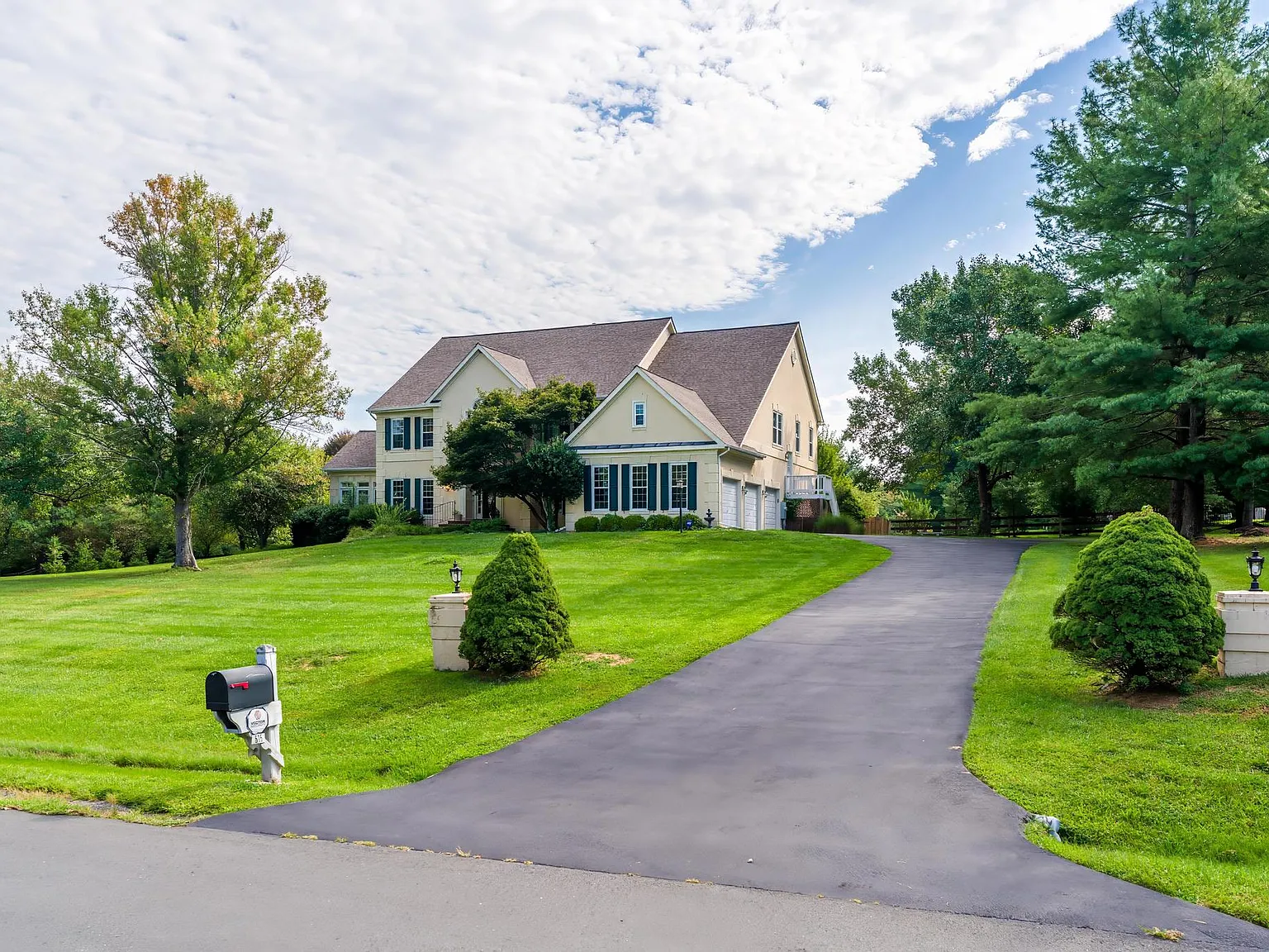 6 bed, 4.5 bath, 6967 sqft, $7,900 — Photo 3