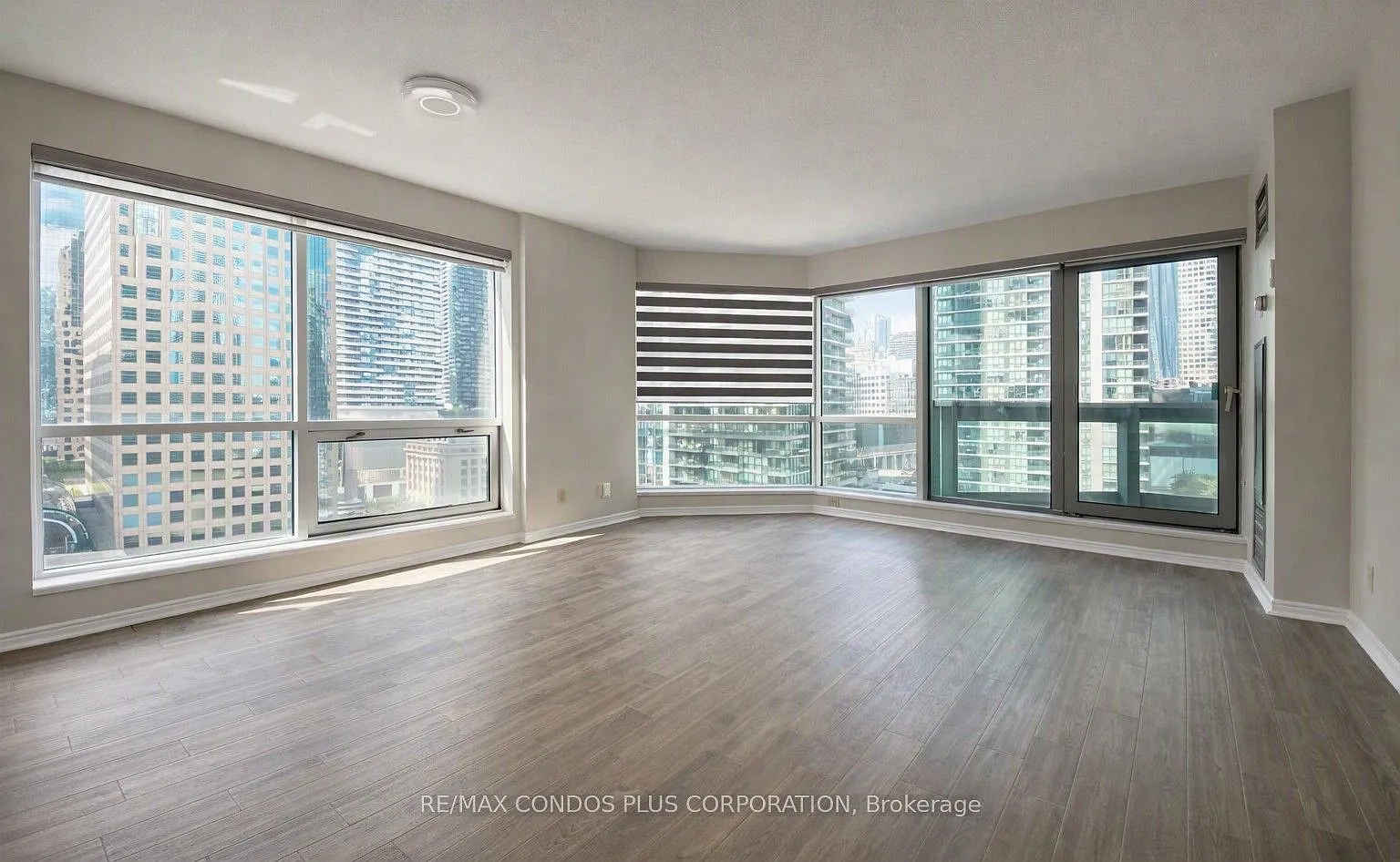 10 Queens Quay W — Photo 2