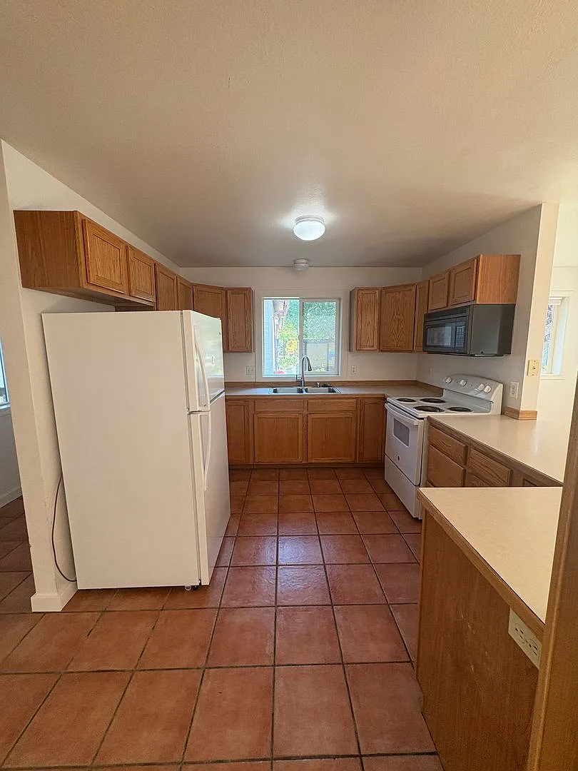 Classic 3 Bedroom 2 Bath Home with Attached 2 Car Garage! — Photo 4
