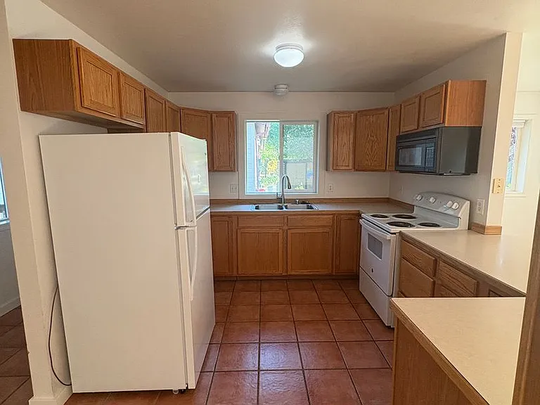 411 Greenway Ave — Photo 4