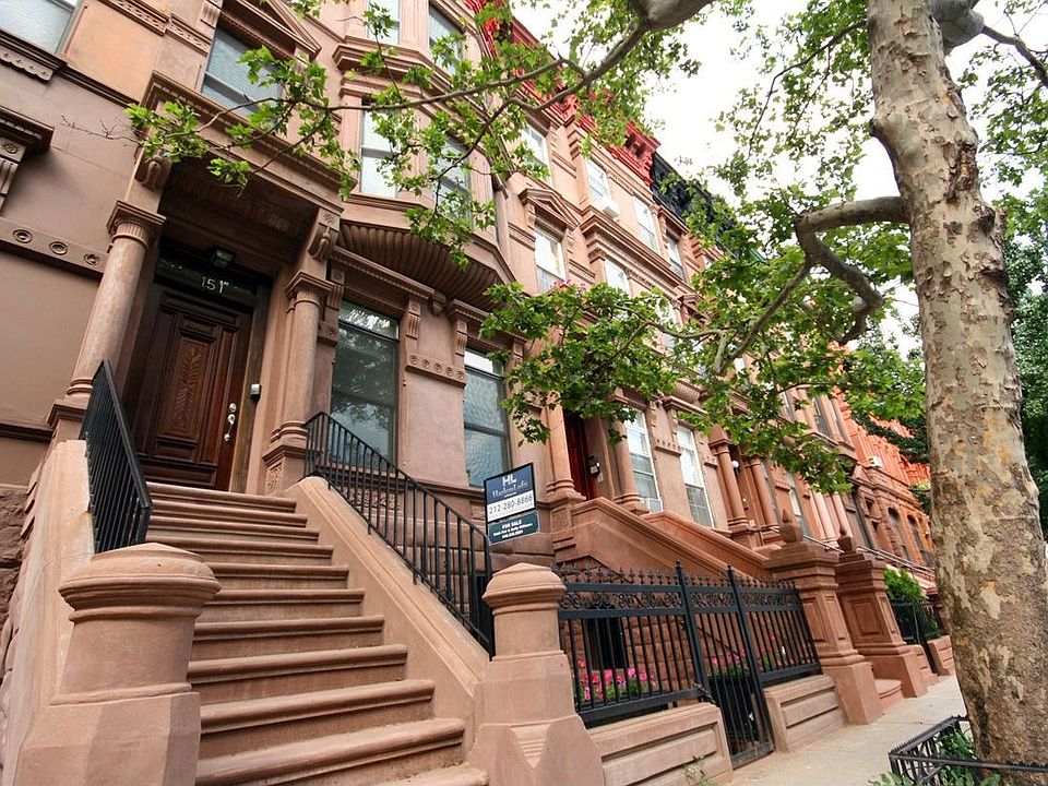 Gorgeous brownstone entry stoop