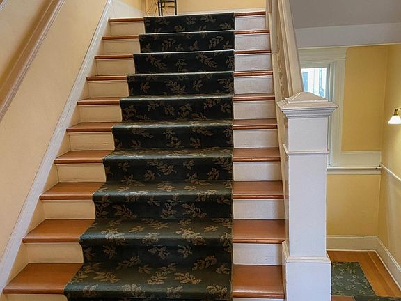 Charming entry leads to 2nd floor unit
