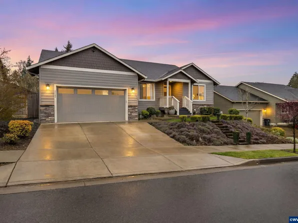 1022 Emmett Loop, Silverton, OR 97381