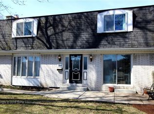 34 Harrogate Sq, Williamsville, NY 14221