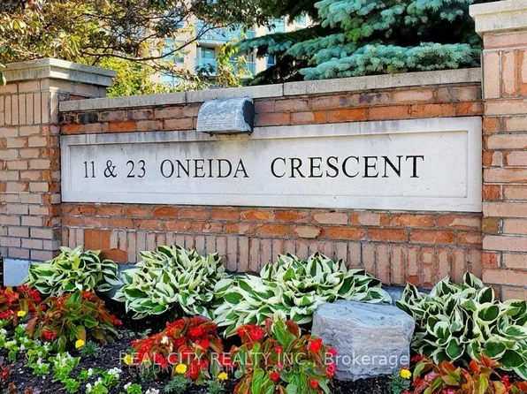 11 Oneida Cres #305, Richmond Hill, ON L4B 0A1