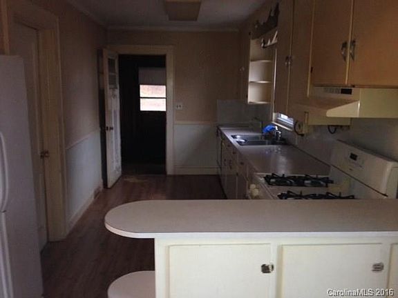 4th image of 221 Brevard St