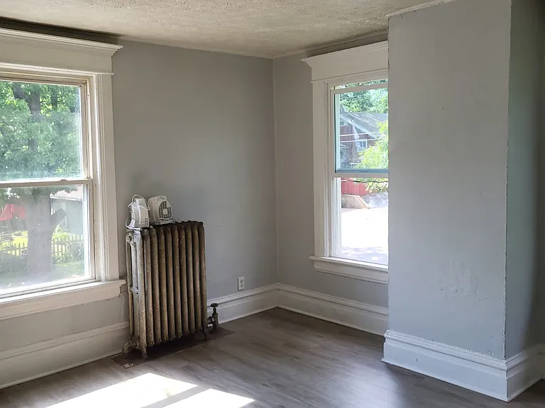 554 W 9th St — Photo 4