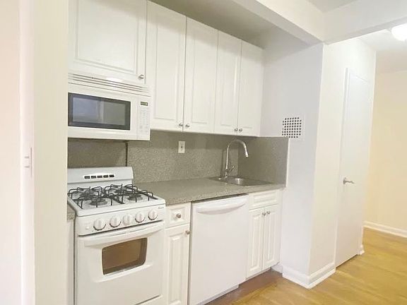 5th image of 139 E 27th St APT 5c