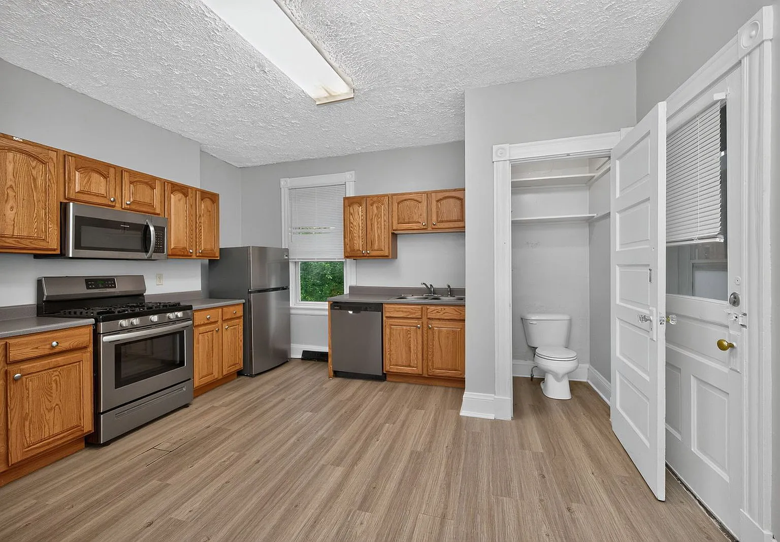 4 bed, 1.5 bath, $3,065 — Photo 3