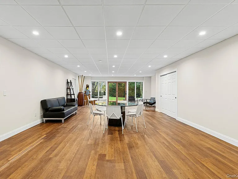 144 Round Swamp Rd — Photo 38