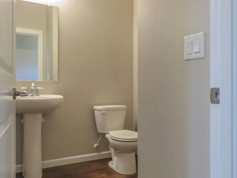 384 SW Mount Rainier St — Photo 3