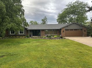 2042 W Wildwood Dr, Mequon, WI 53092