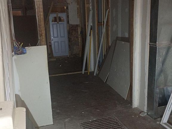 3rd image of 504 E Lynn Ave