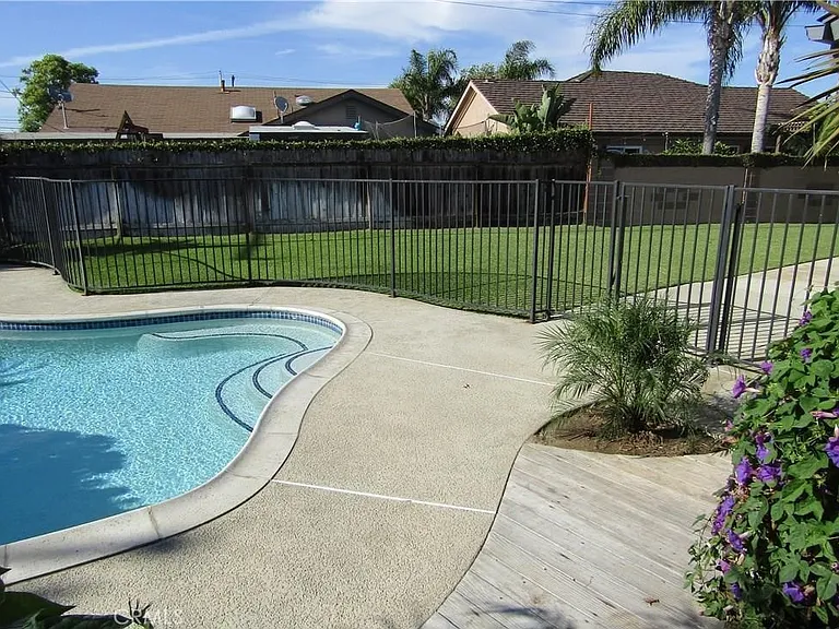 8901 Shore Cir — Photo 28