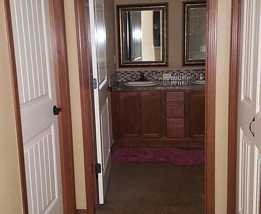 3rd image of 912 N Poplar St