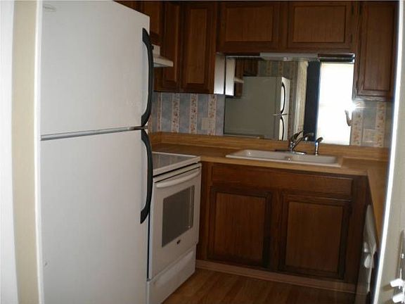 4th image of 605 Casa Park Ct #C