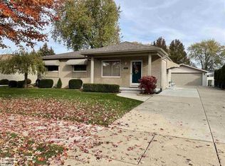 40728 Oakwood Ct, Clinton Township, MI 48038