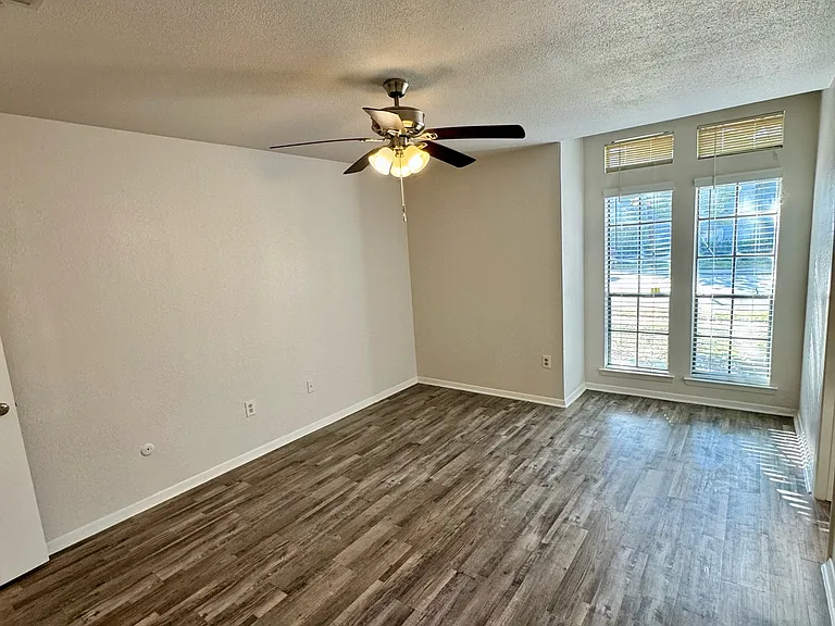 4019 Evergreen St — Photo 9