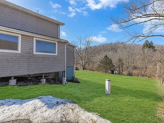 3rd image of 589 Pine Run Rd