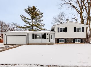 18758 W Highfield Dr, Gurnee, IL 60031