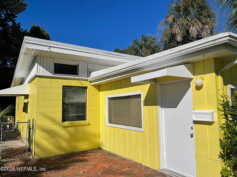 530 Myra St — Photo 2