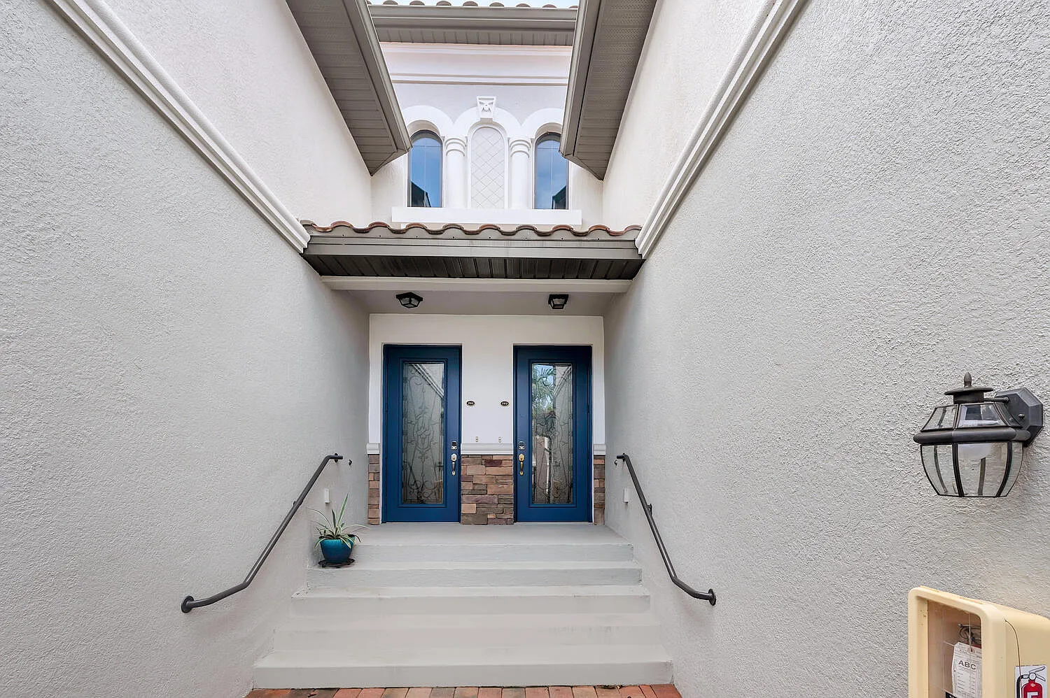 3 bed, 2110 sqft, $8,500 — Photo 4