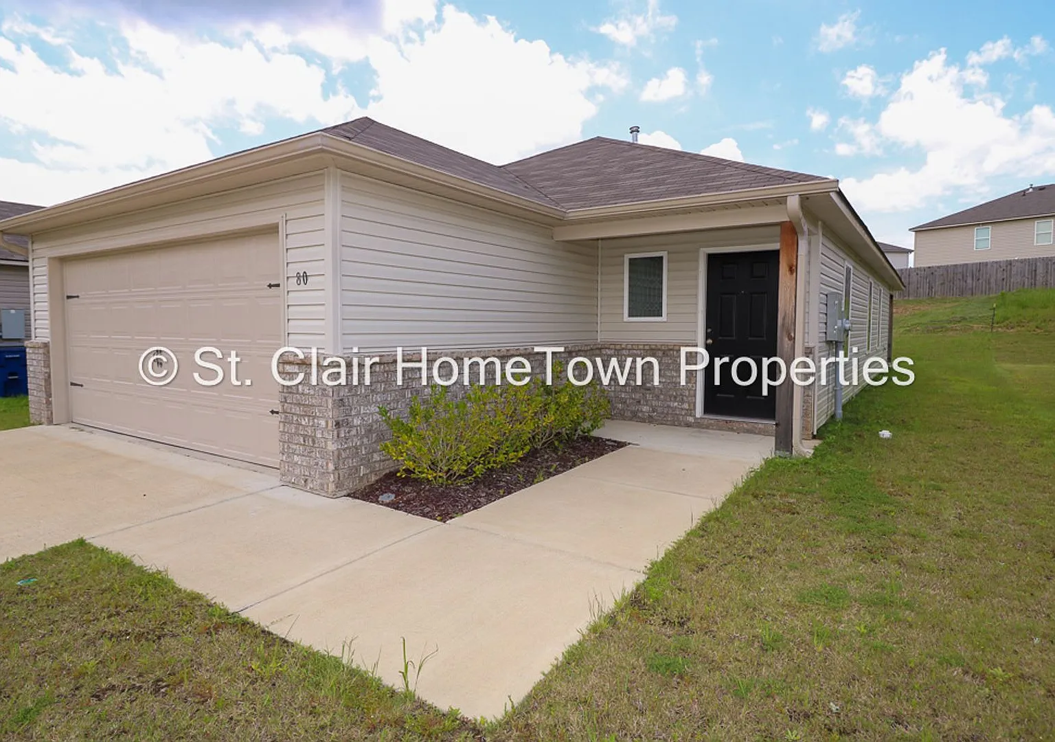 Nearly New Home in Fox Hollow Subdivision — Photo 3