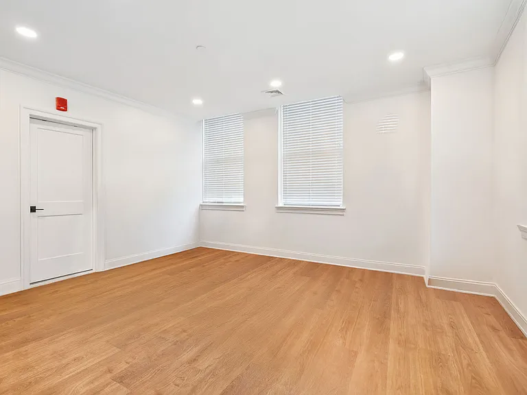 326 S 19th St #100 — Photo 10