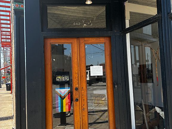 Here is the front door of the gallery (first floor) where you go to ask to see the apartment.