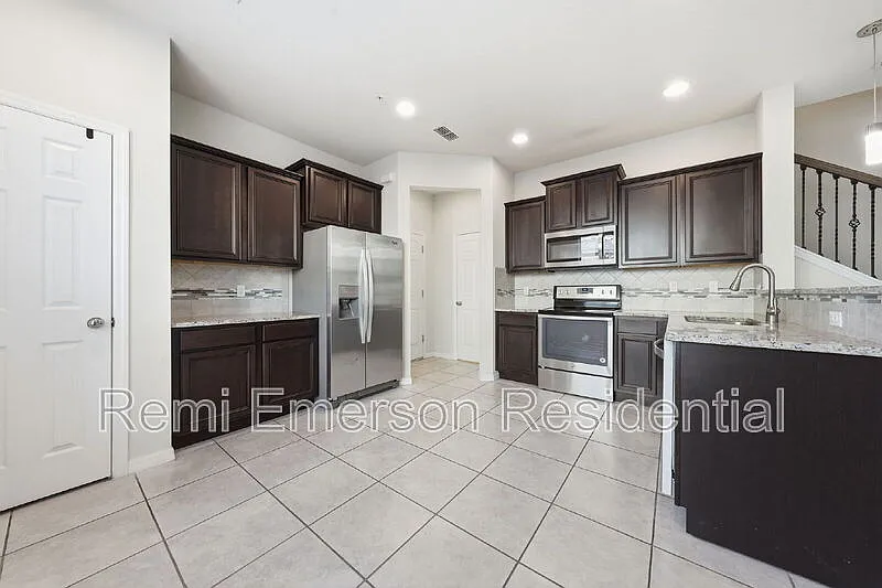 3 bed, 2.5 bath, 1760 sqft, $2,495 — Photo 4