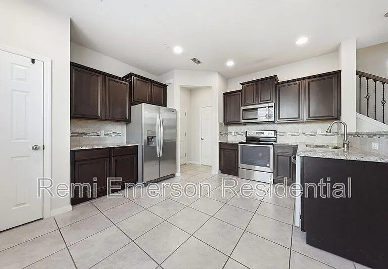 1096 Pavia Dr — Photo 4