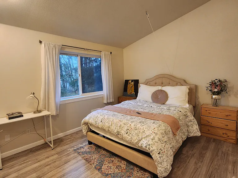 Master bedroom, 2 closets