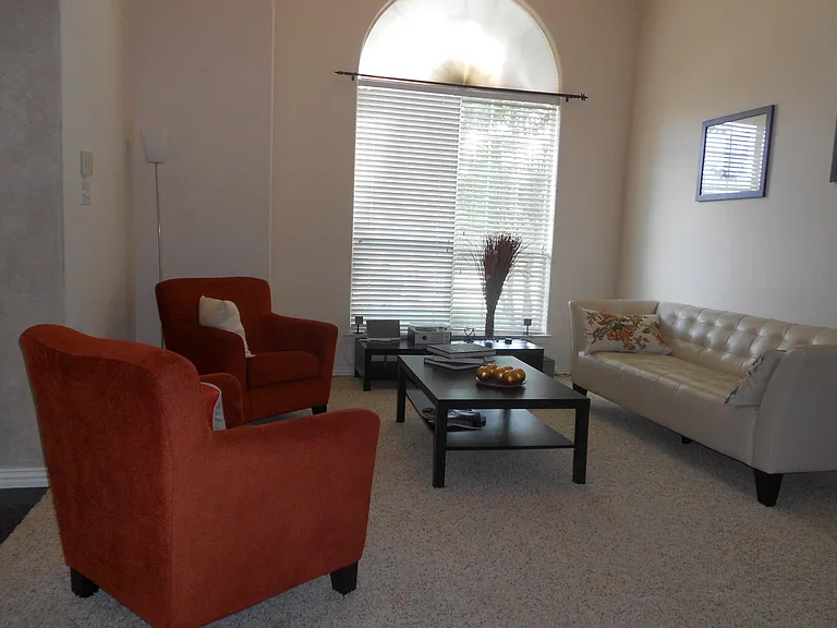 317 Sycamore Dr — Photo 4