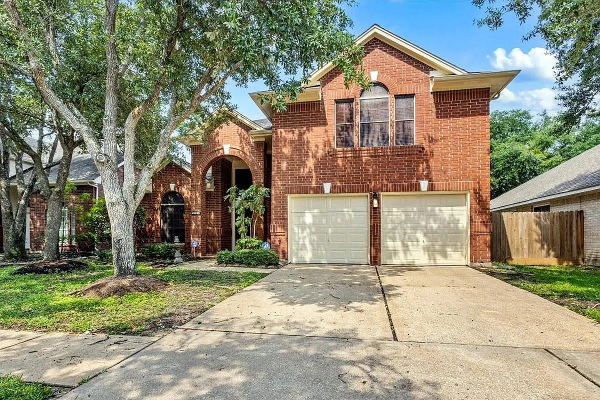 3 bed, 2.5 bath, 2690 sqft, $2,300 — Photo 2
