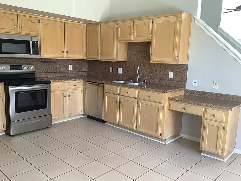 1424 SW 23rd St — Photo 3