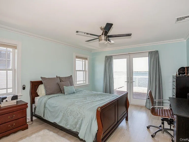 676 Dune Rd — Photo 14